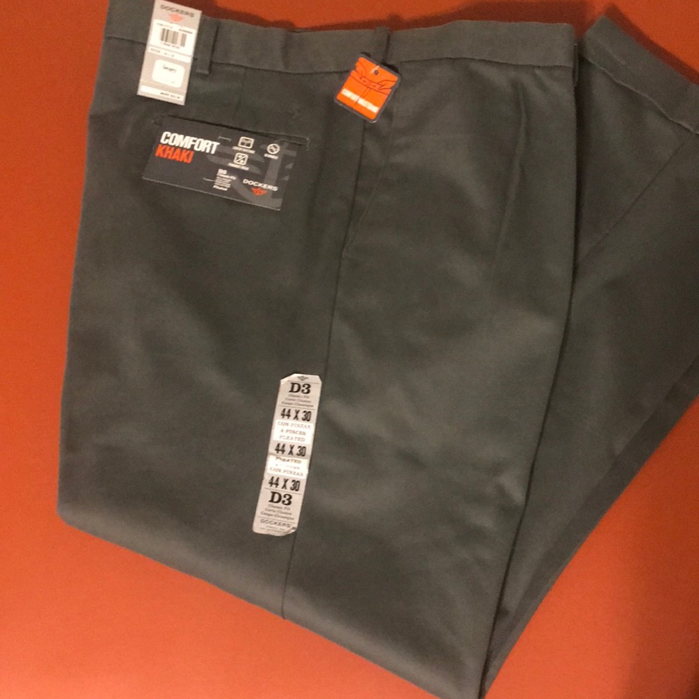 NWT Dockers Comfort Khaki D3 Classic fit